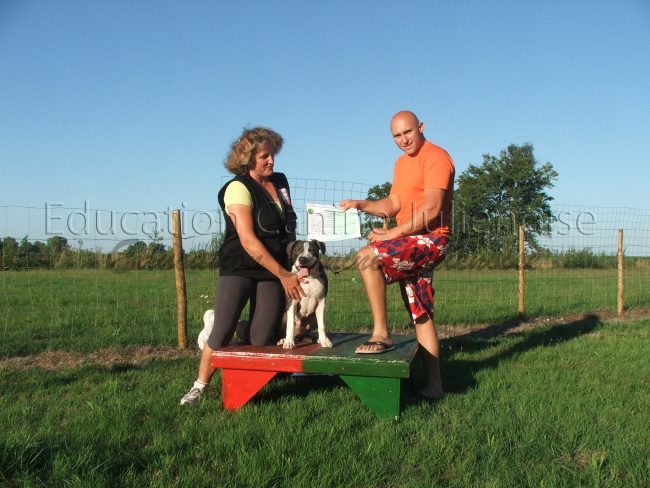 Marie-Claire remettant l’attestation à Fabrice (avec Farwest)
